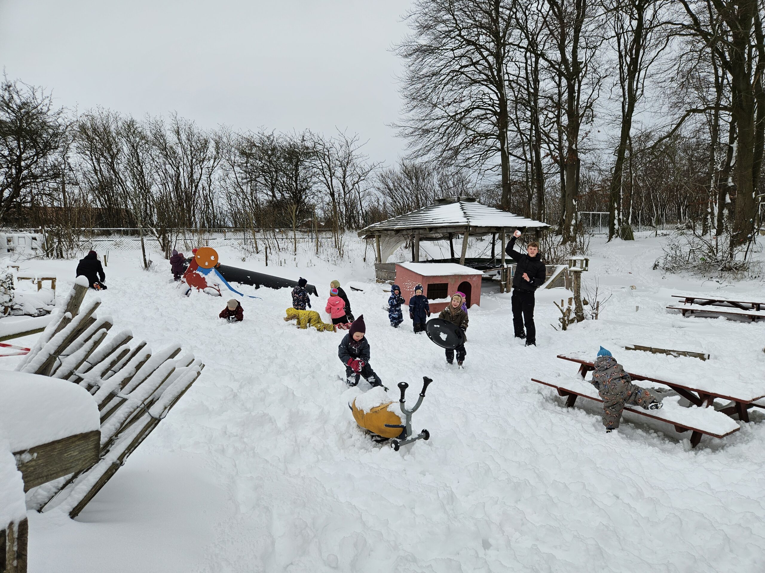 Vi nyder sneen, selvom det er pivkoldt og vi ikke kan være ude så længe. Det er sjovt at lege i, bygge med og kælke på vores lille bakke. Vi ønsker alle en dejlig vinterferie